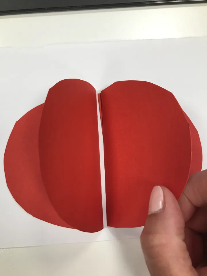 Bildet viser to sirkler som er limt opp slik at de danner et eple. Foto