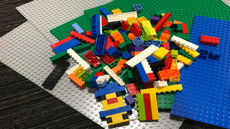 Legoklosser i mange farger. Foto