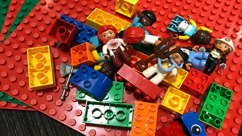LEGO klosser og figurer. Foto