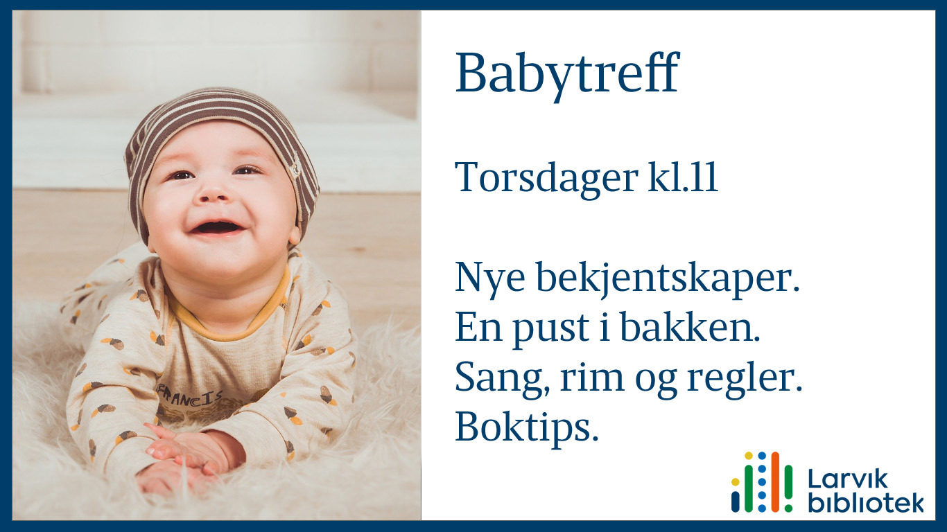 Glad baby ligger på gulvet og smiler mot kamera. Foto