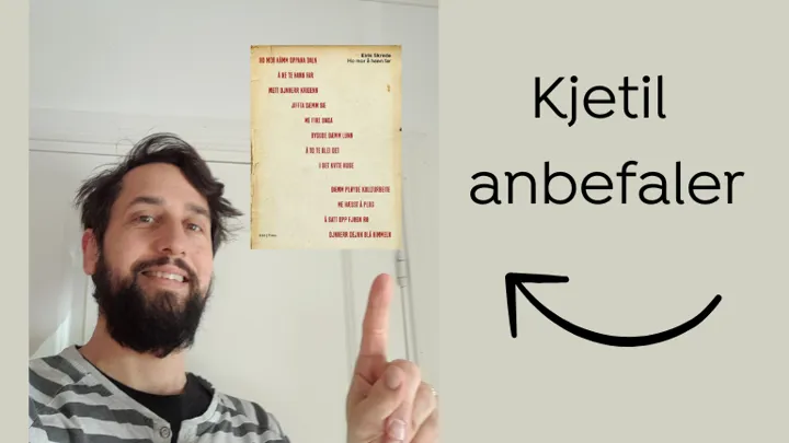 Bibliotekets ansatte, Kjetil ser inn i kameraet mens han peker oppover med fingeren. Over fingeren er det satt inn et bilde av bokas forside. Foto.