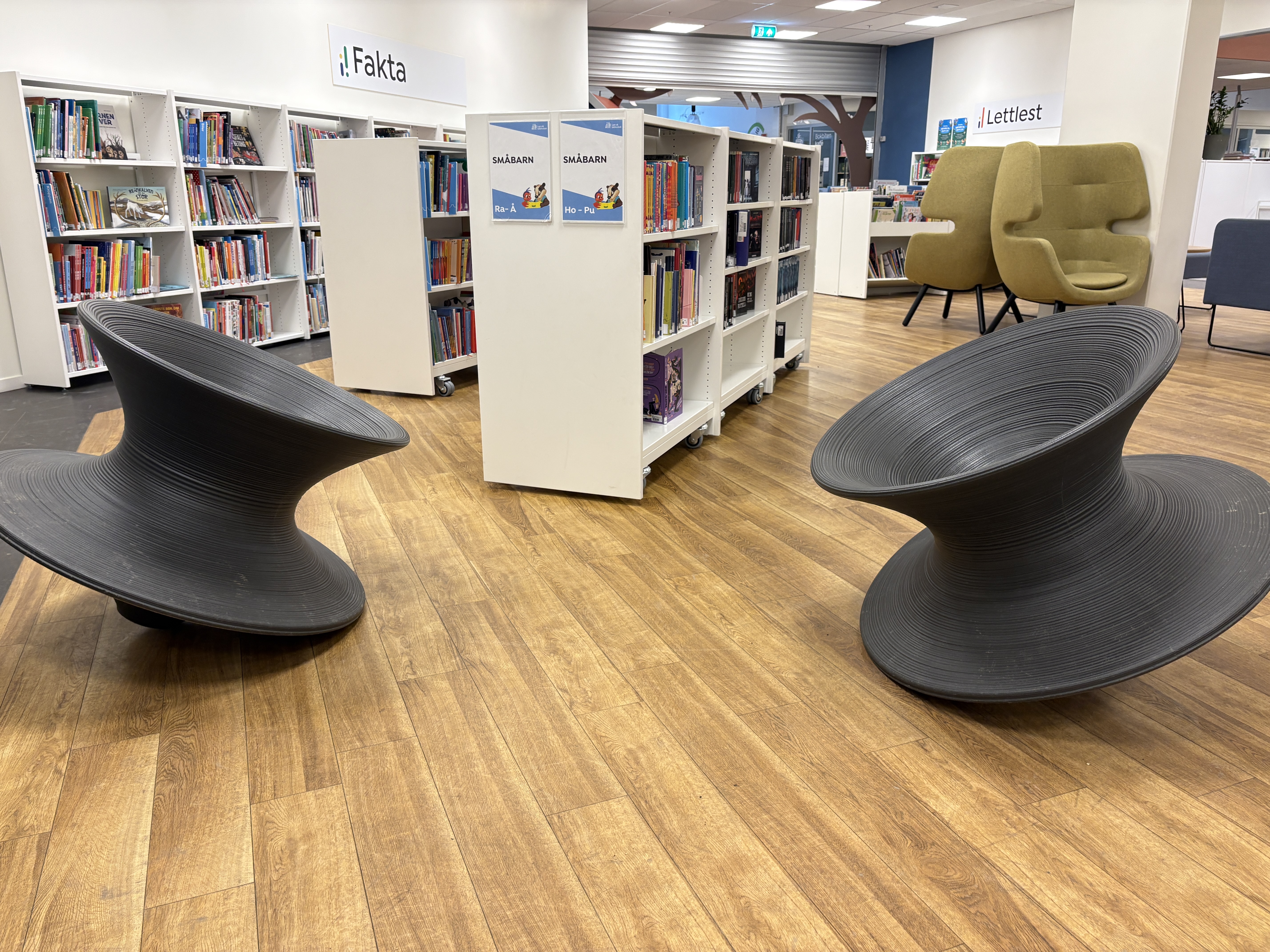 Snurrestoler i barneavdelingen. Foto