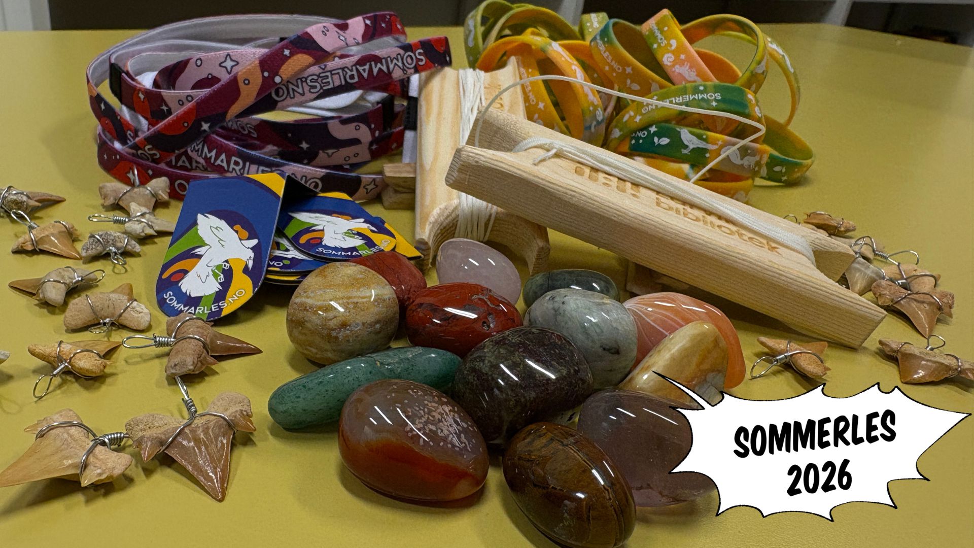 Sommerlespremier: steiner, haitenner, armbånd, magnetisk bokmerke, pannebånd, krabbesnører. Foto