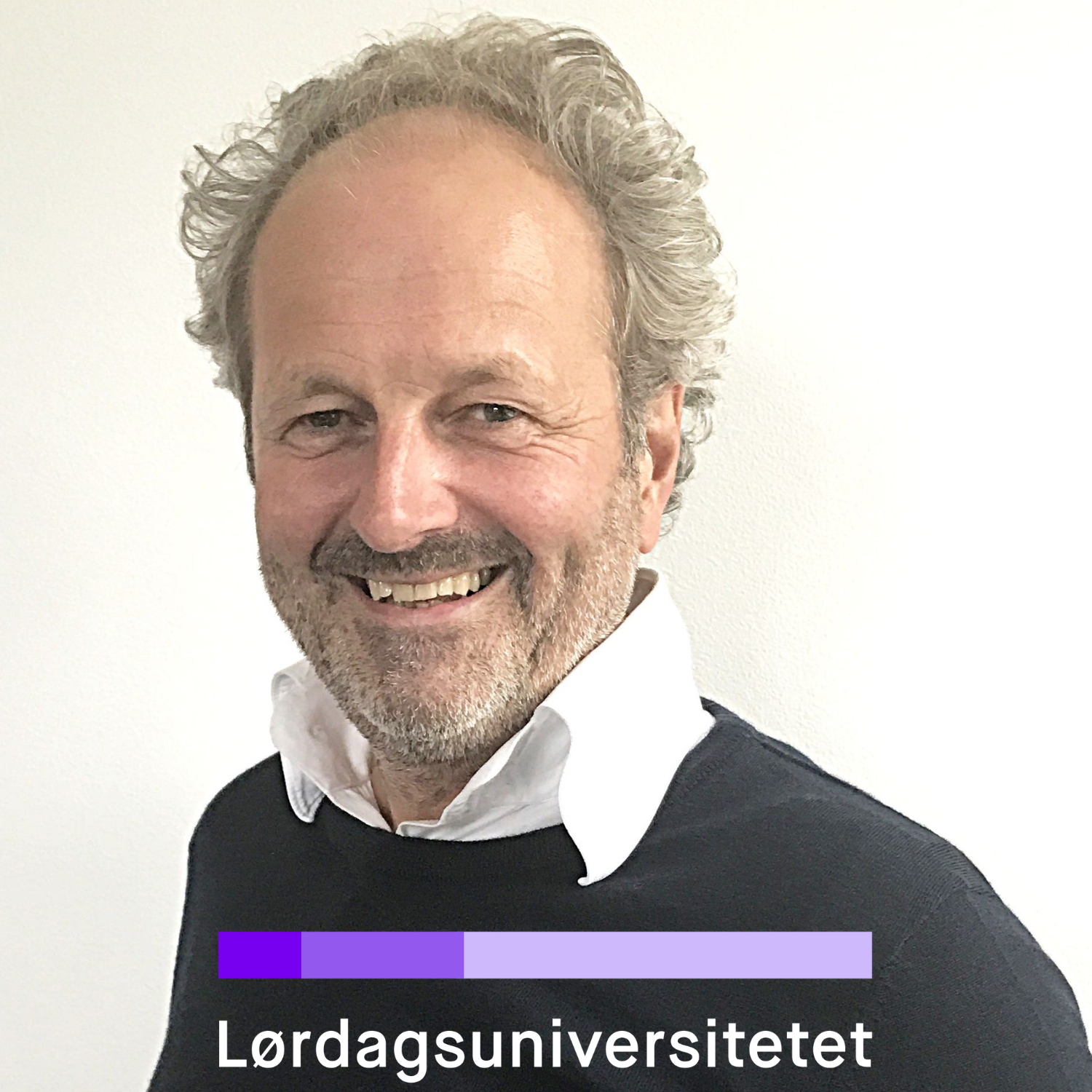 Portrettfoto av en smilende mann med skjegg