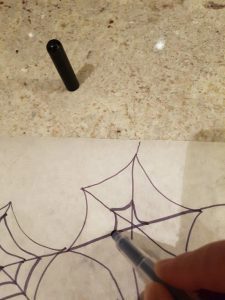 Bildet viser en hånd som tegner på matpapir. Foto