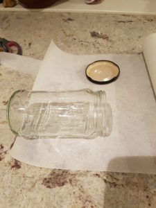 Et tomt syltetøyglass ligger på matpapir. Foto