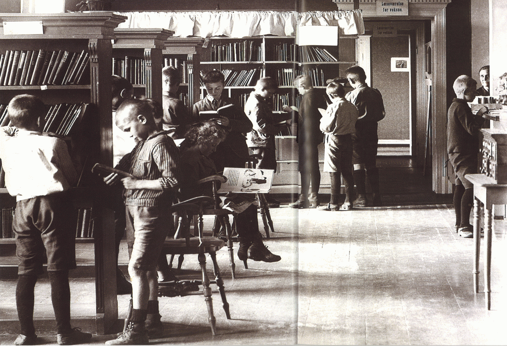 En skoleklasse på besøk på Larvik bibliotek. 1921. Fotograf ukjent. Foto