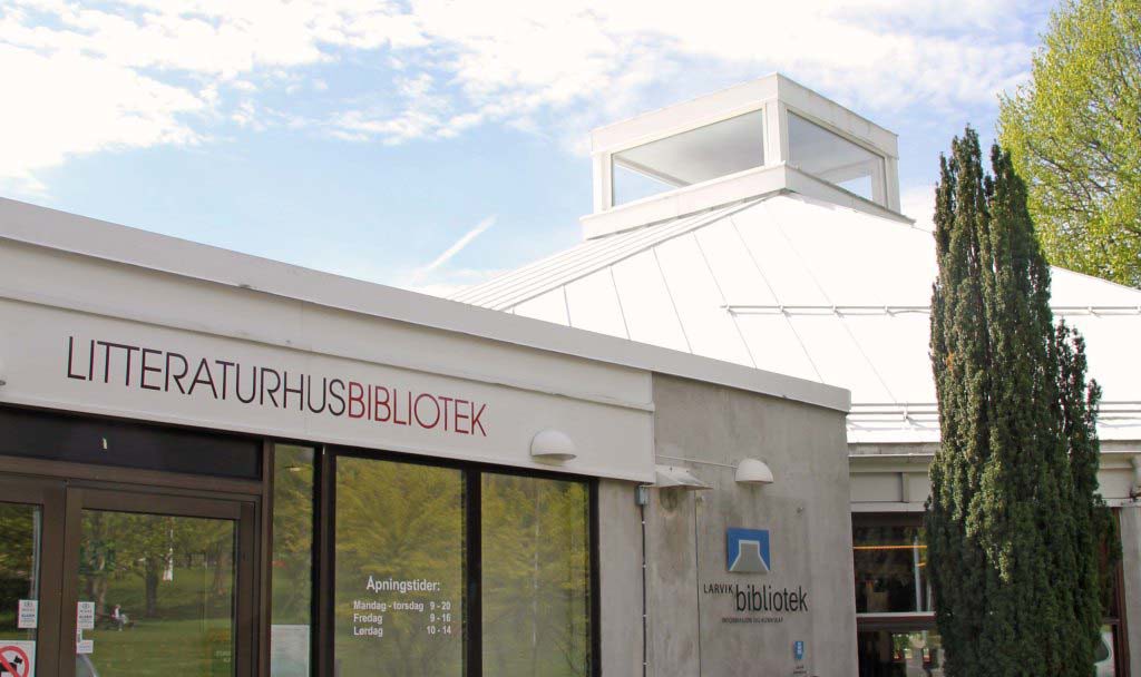 Inngangspartiet til Larvik bibliotek, med litteraturhuslogo. Foto
