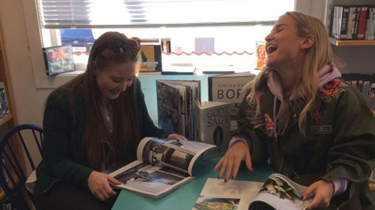 To glade ungjenter på biblioteket. Foto