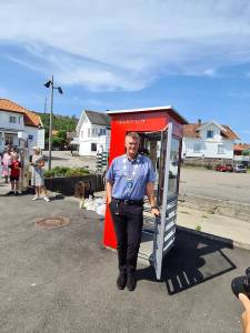 Ordfører Erik Bringedal åpner Lesekiosken på Nevlunghavn Brygge. Foto
