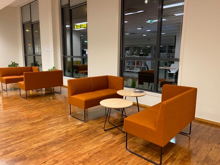Sittegrupper ut mot Nansetgata. Foto