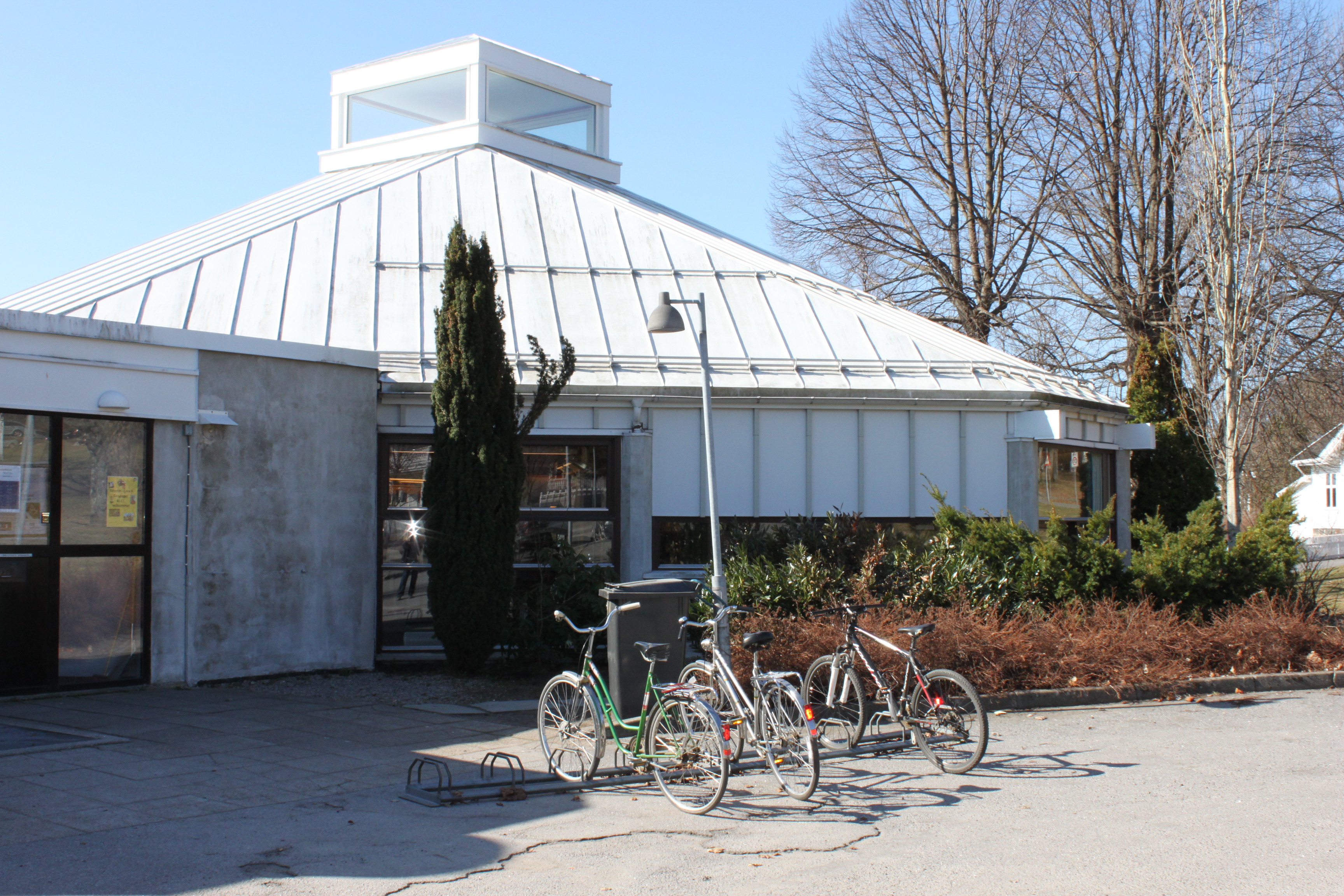 Larvik bibliotek, bygning. Sykler utenfor. Foto
