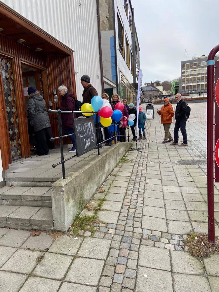 Kø av mennesker som vil inn på biblioteket. Foto