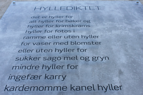 Hyllediktet av Jan Erik Vold, installasjon i Poesiparken, Larvik. Foto