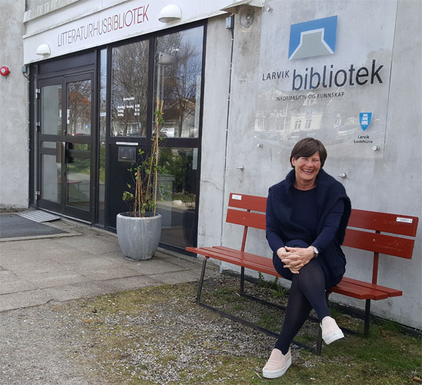 Biblioteksjef Mette Gjerdrum utenfor hovedinngangen. Foto