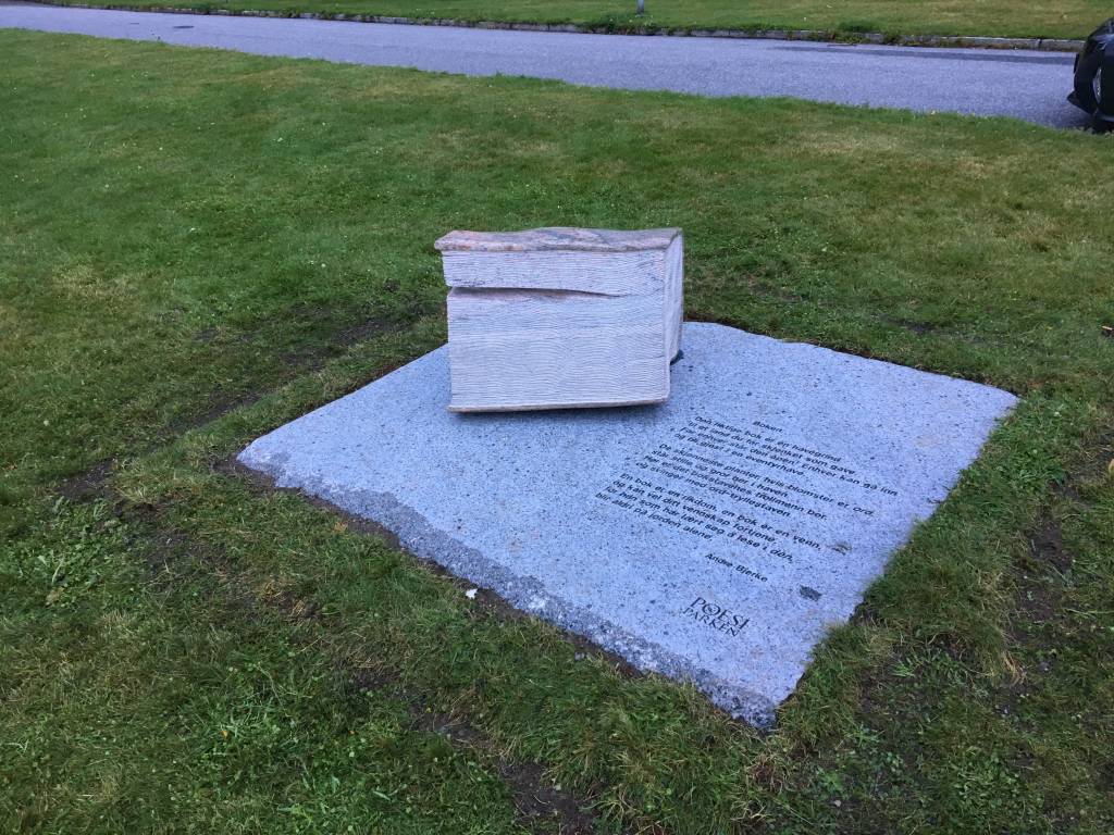 Dikt på sten: en plate med en stor bok oppå. Installasjon i poesiparken.
