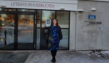 Vibeke Høeg Næss utenfor hovedinngangen. Foto