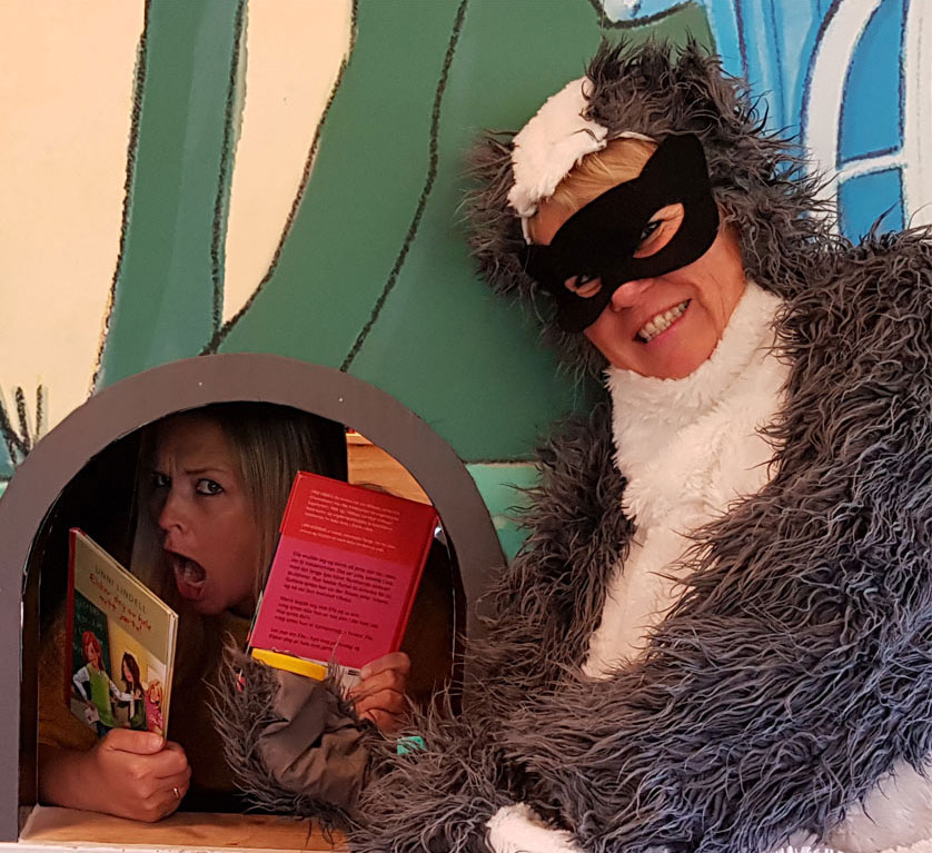 GrevLing og en bibliotekar inne i "musehullet" som var et hull i veggen barna kunne krype gjennom. Foto