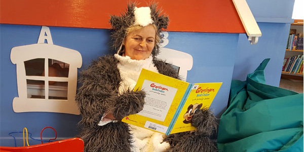 Maskoten GrevLing leser. Foto