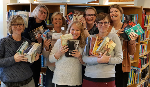 En gjeng damer med bøker, alle blide bokformidlere. Foto