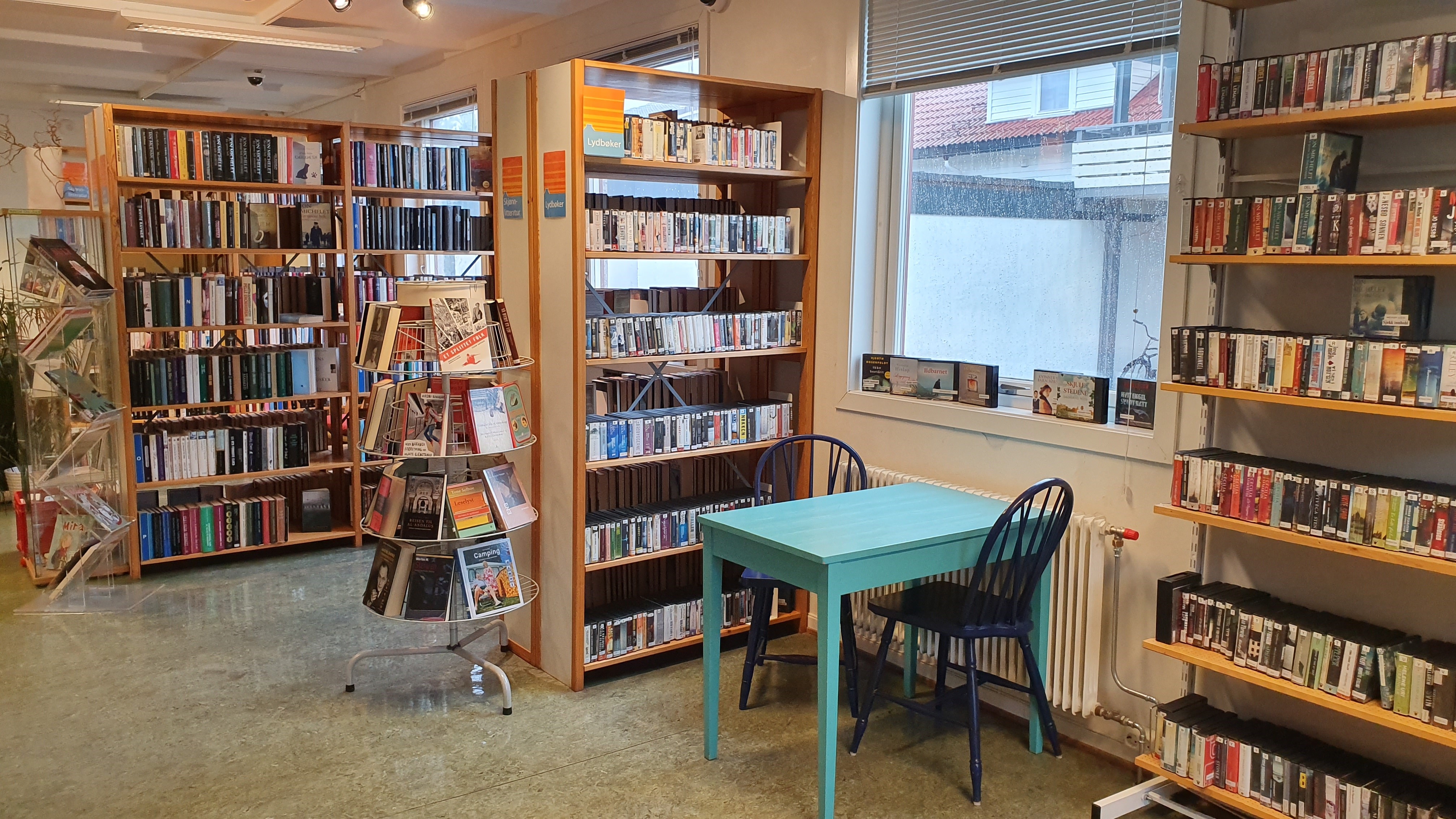 Bibliotekinteriør. Bokhyller, sitteplass. Foto