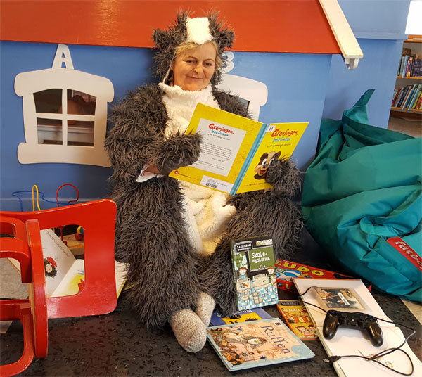 GrevLing liker å rote litt på biblioteket. Så lenge han rydder opp etter seg synes vi det er greit.