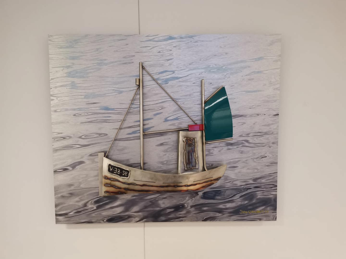 Kunstverket som er selve Mangefoldprisen. En båt på havet, laget av kunstner  Warholm. Foto