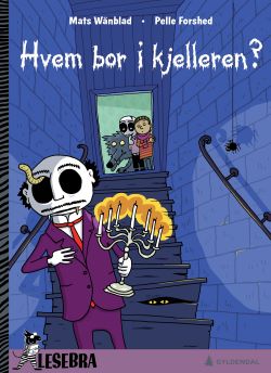 Tegning. Et spøkelse med dress på, kandelaber med brennende lys går ned en trapp. Bokomslag.