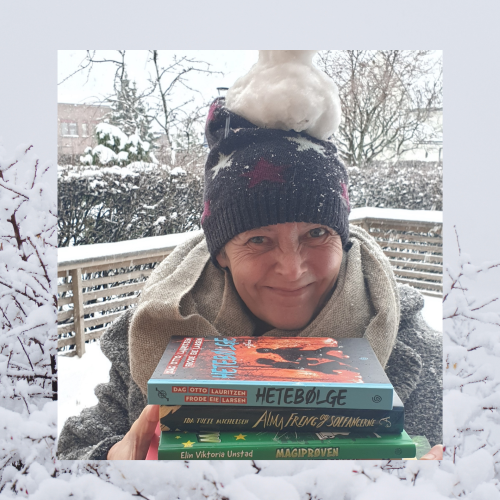 Susanne med snø på lua og bøker i hendene.