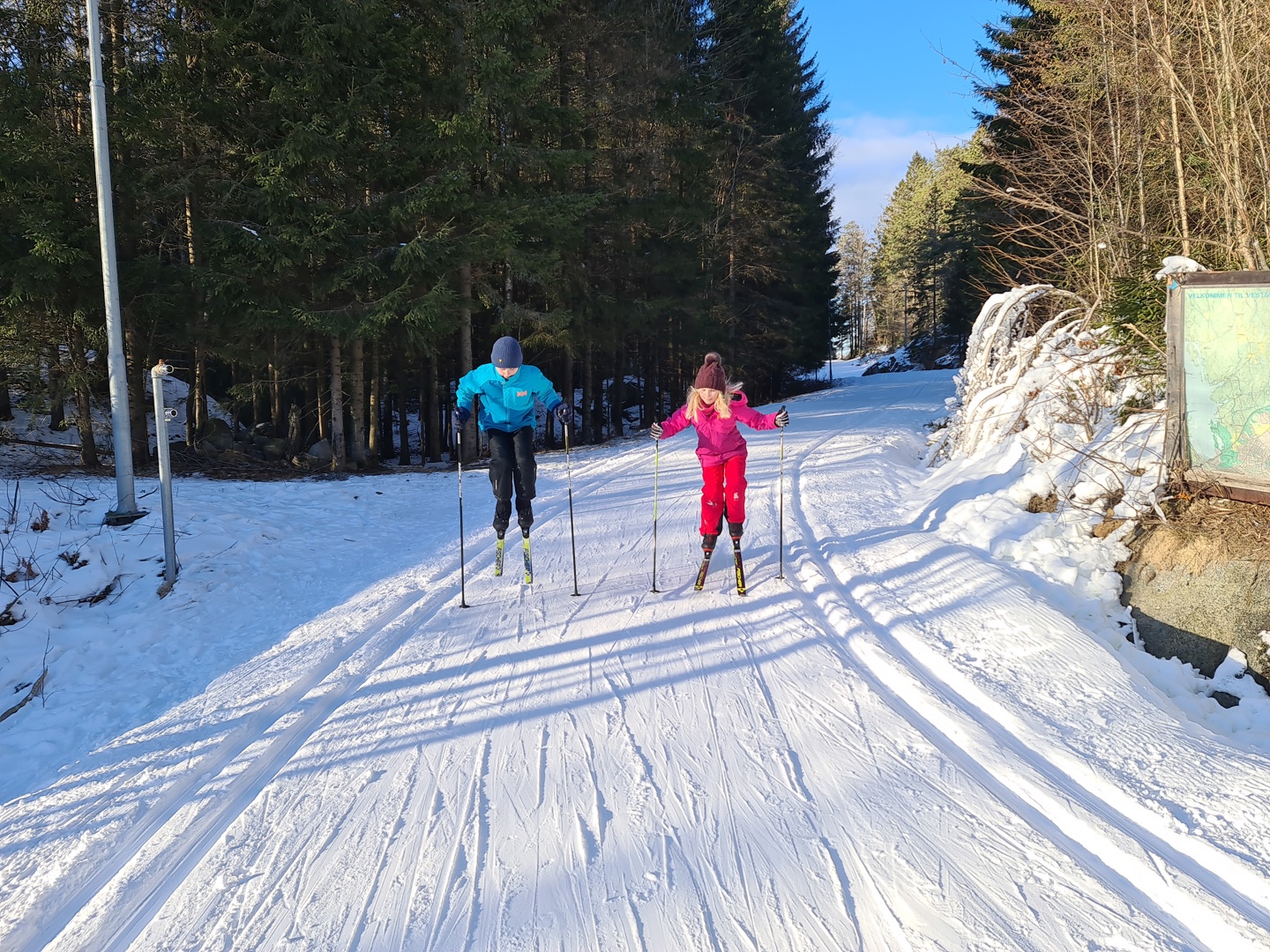 1: "Hopp rett opp og ned på skia" Bildet viser to barn som gjør dette. foto