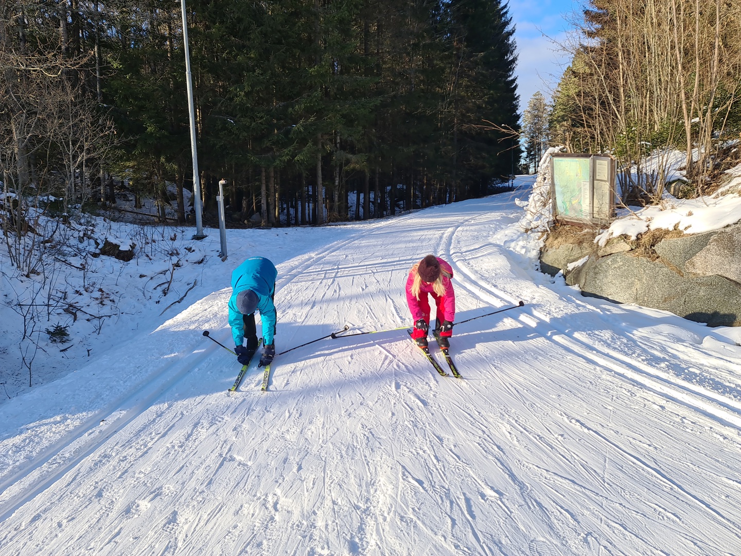 4: Ta på skia. To barn tar på sine ski. Foto