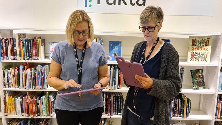 To bibliotekarer med hvert sitt nettbrett. Foto