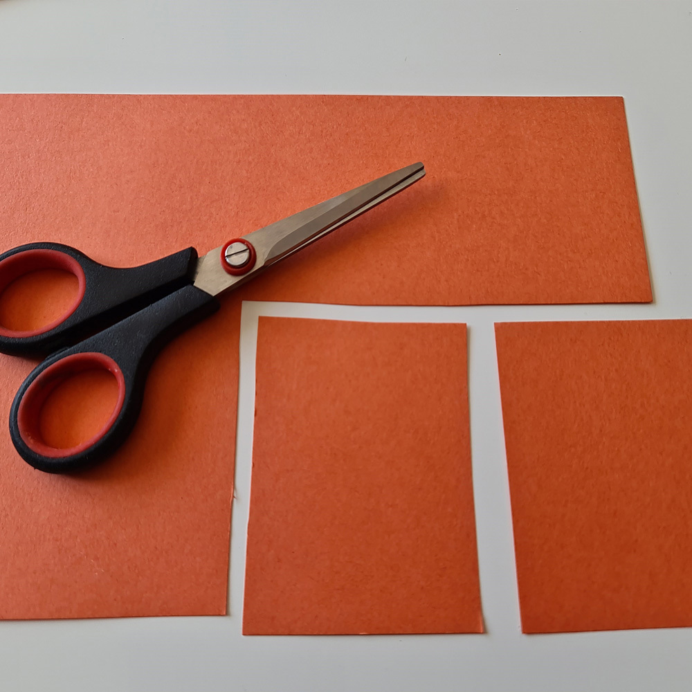 Saks og oransje papir. Foto