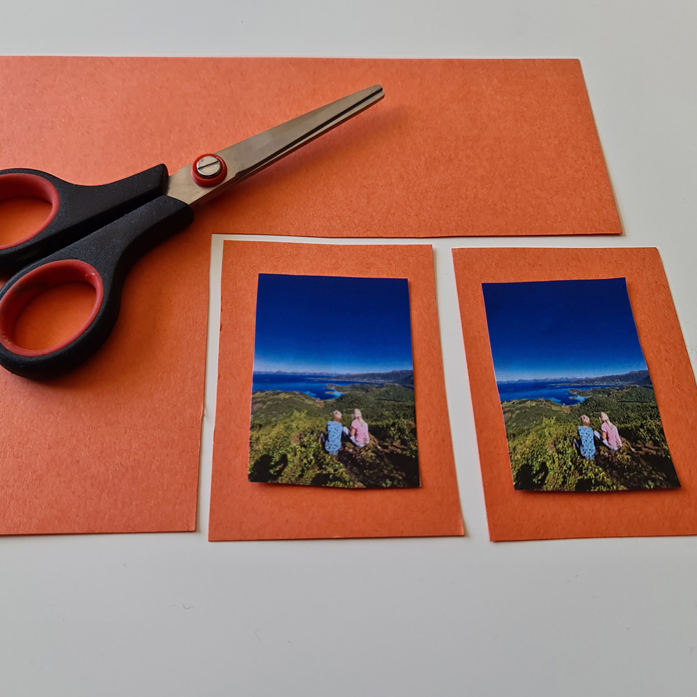To bilder limt på farget papir. Foto