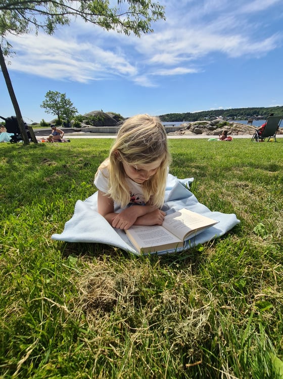 #LarvikLeser Jente leser i bok på Tollerodden. Foto