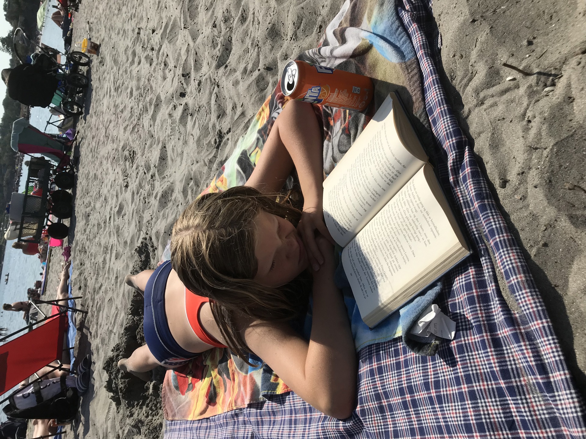 #LarvikLeser Jente leser på stranda. Foto