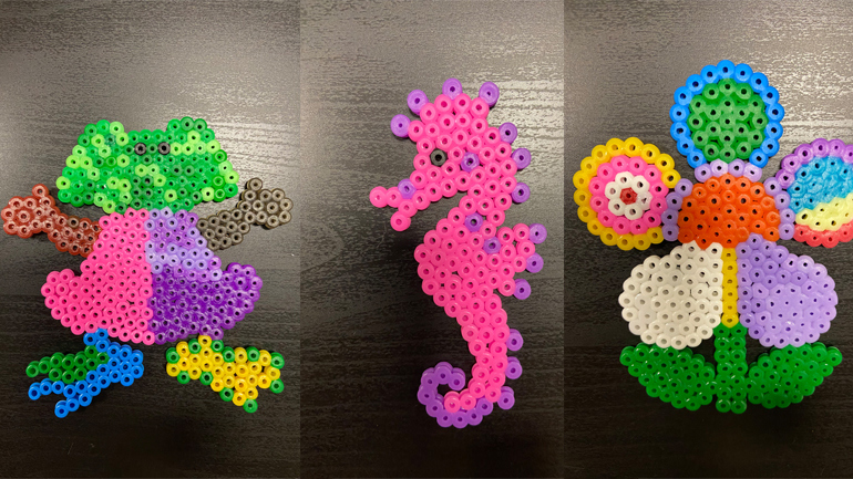 Tre fargerike figurer som er perlet: en frosk, en sjøhest og en blomst. Foto: Larvik bibliotek