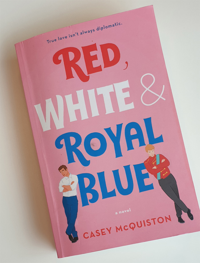 Red, White & royal blue. Bokomslag