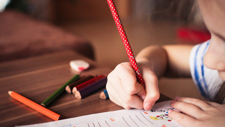 Et barn skriver. Foto fra Pixabay