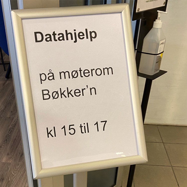 Skilt med tekst: Datahjelp på møterom Bøkker', kl 15 til 17. Foto
