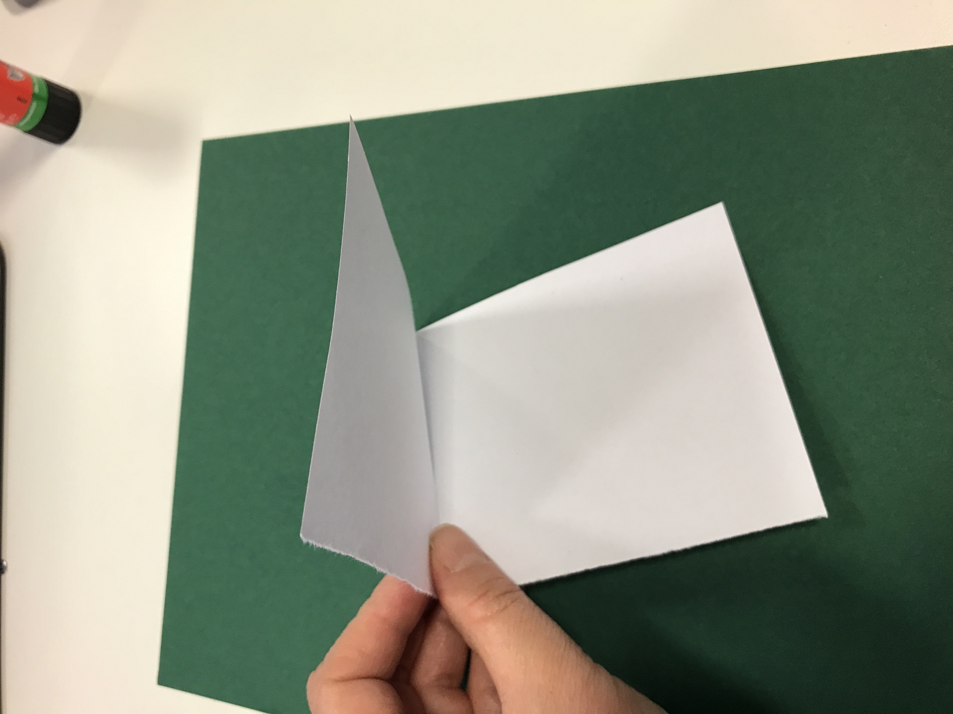 Hvitt ark på grønt. Foto