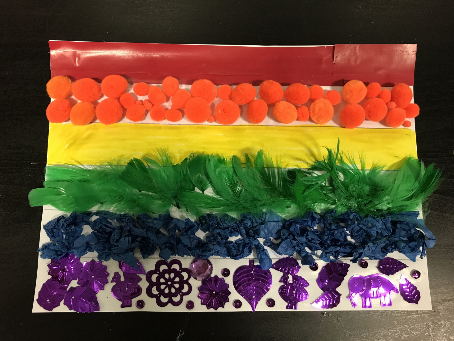 Pride flagg laget av forskjellig materiale i farger fra regnbuen. Foto