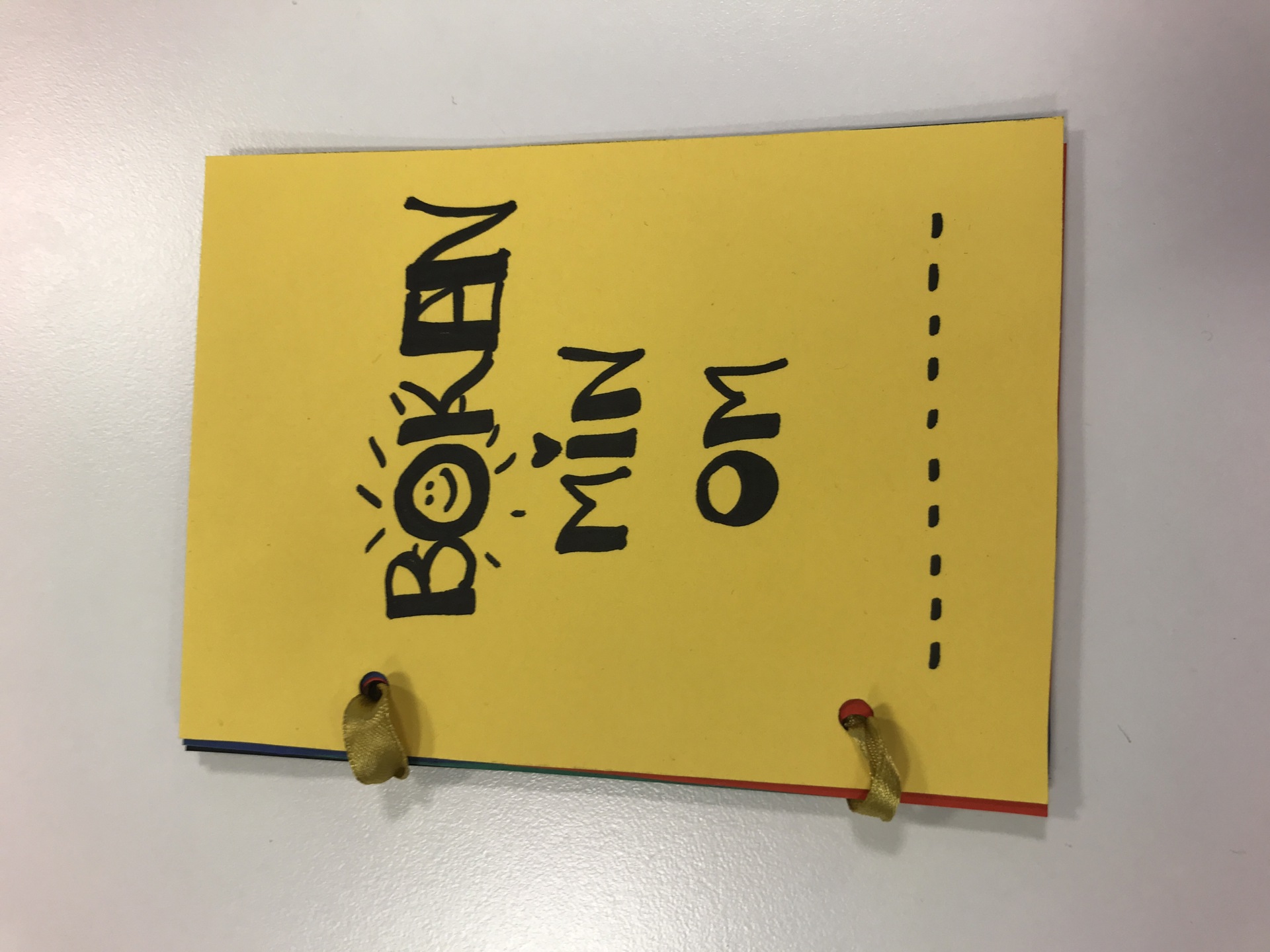 "Boken min om..." er ei hjemmelaget bok med gul forside og mange fargede ark inni. Foto