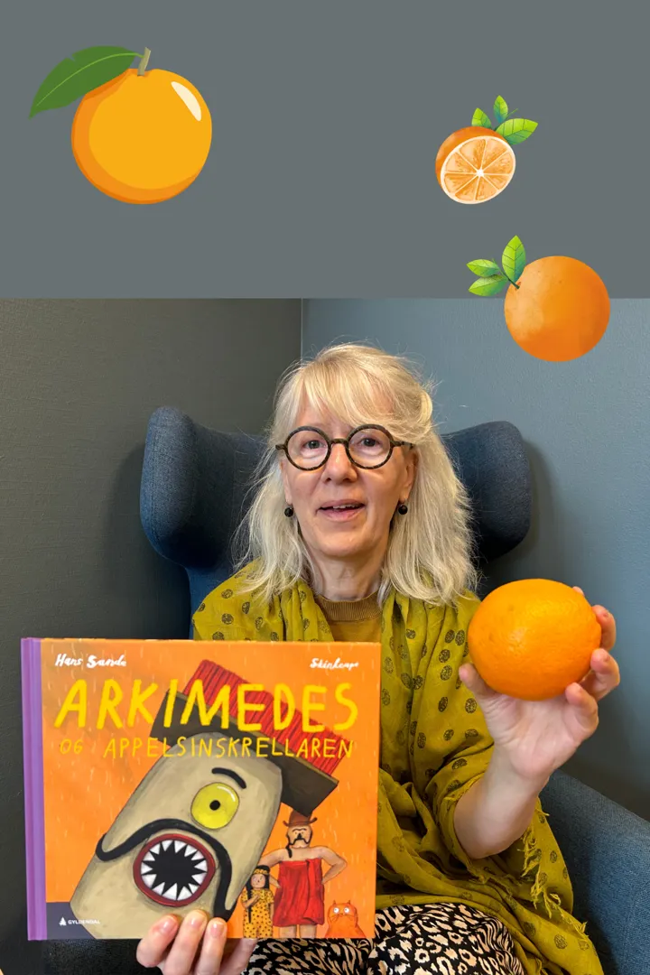 Foto av biblioteksansatt som sitter i en stol. Hun ser inn i kameraet og smiler. I den ene hånda holder hun en appelsin og i den andre hånda holder hun boka om Arkimedes. På bildet er det satt inn tre tegninger av appelsiner.