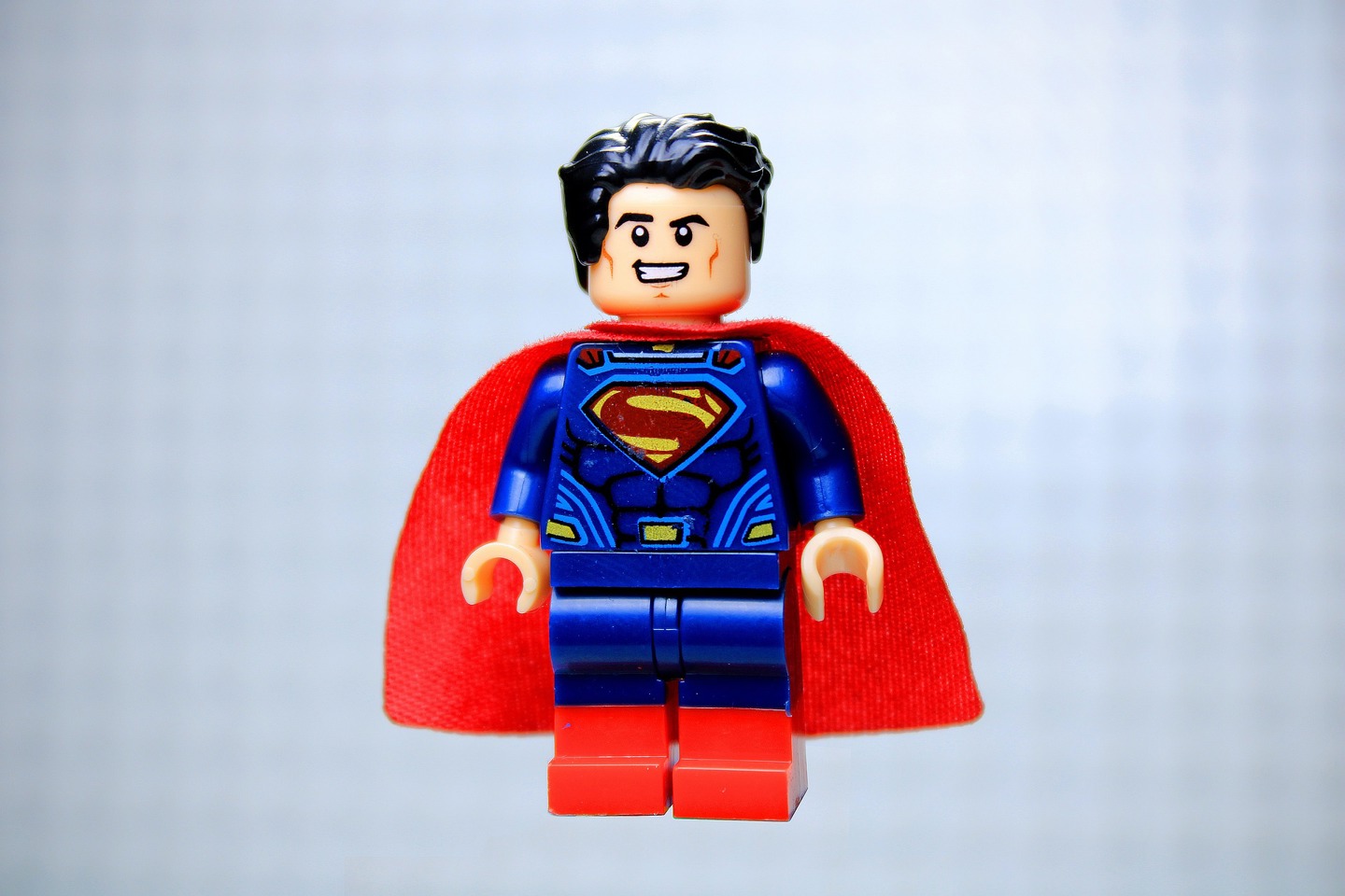 En legofigur med supermannklær og kappe. Foto fra Pixabay