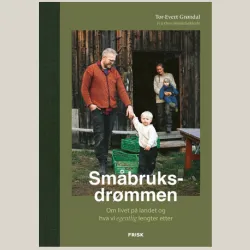 Foto av to voksne og to små barn ved inngangen til et hus. Bokomslag til boka Småbruksdrømmen.