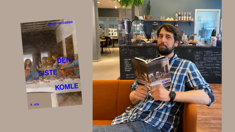 Kjetil sitter i bibliotekkafeen. I hendene holder han boka Den siste komle. Foto.