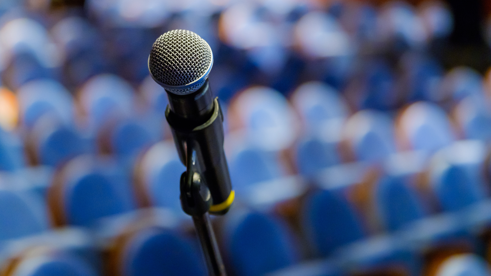 En mikrofon på en bakgrunn i blåtoner. Foto