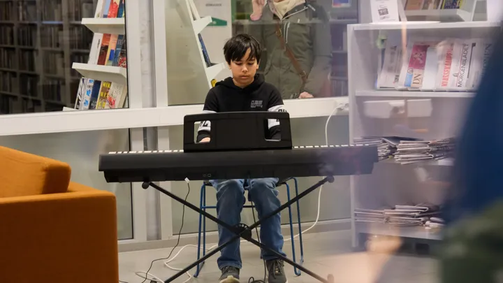 Jonas Torstensen fra Kulturskolen spiller el-piano. Foto: Larvik kommune