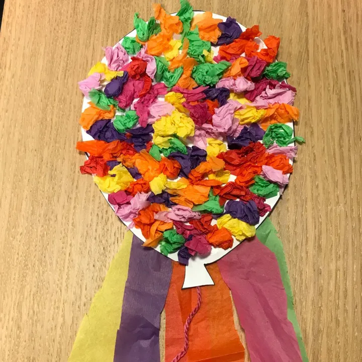 En "ballong" laget av papp og krepppapir. Fargerik og flott med kreppapirhale. Foto